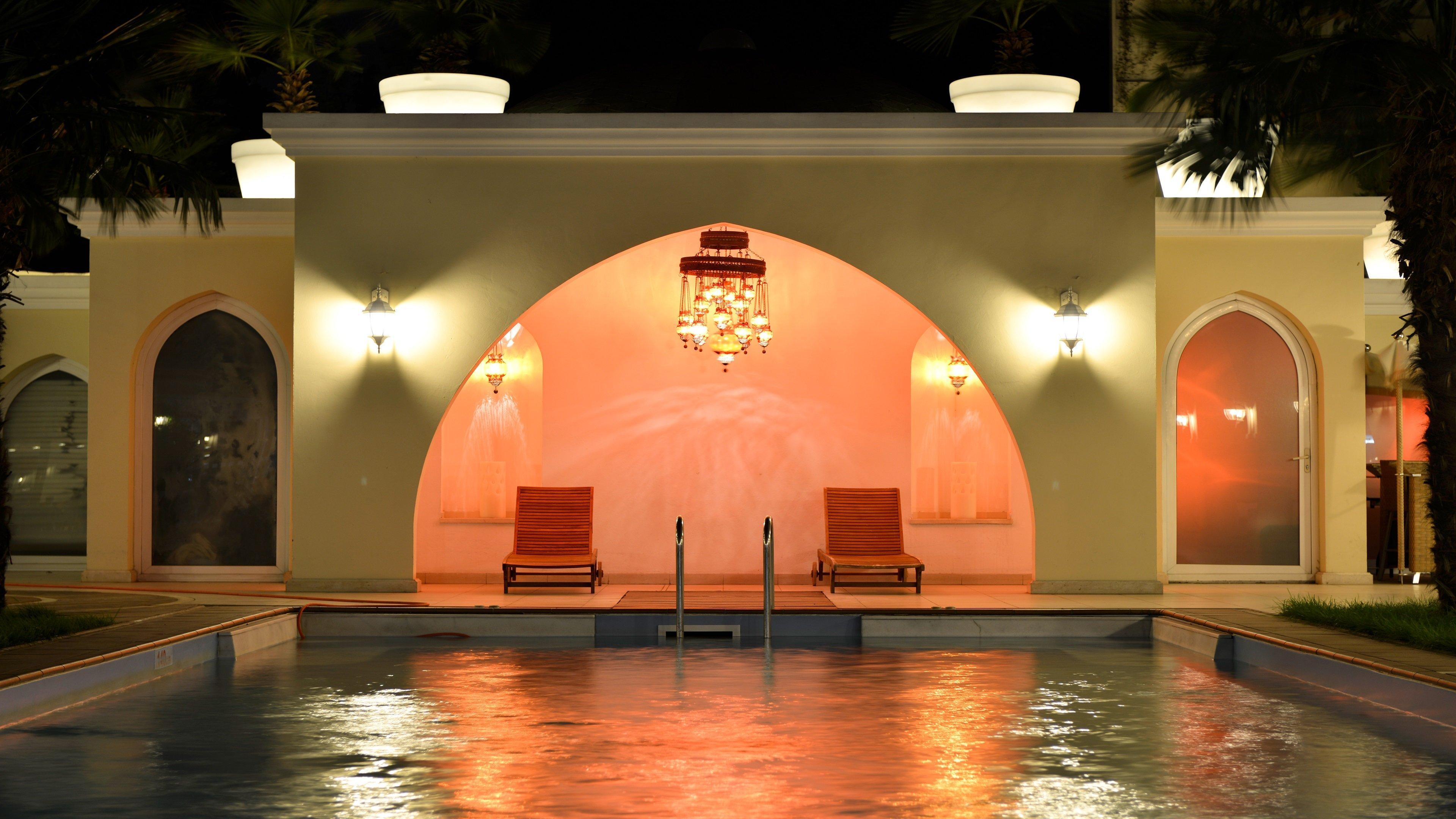 Holiday Inn Istanbul City By Ihg Exteriör bild The swimming pool at the hotel