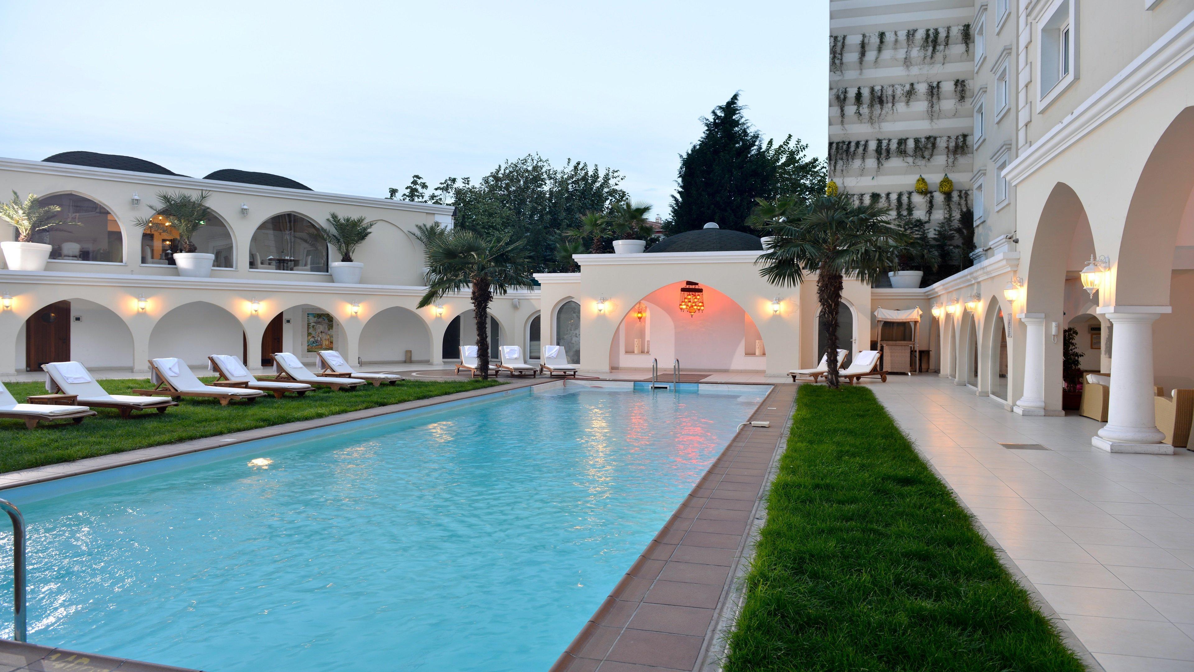 Holiday Inn Istanbul City By Ihg Exteriör bild The pool at the hotel