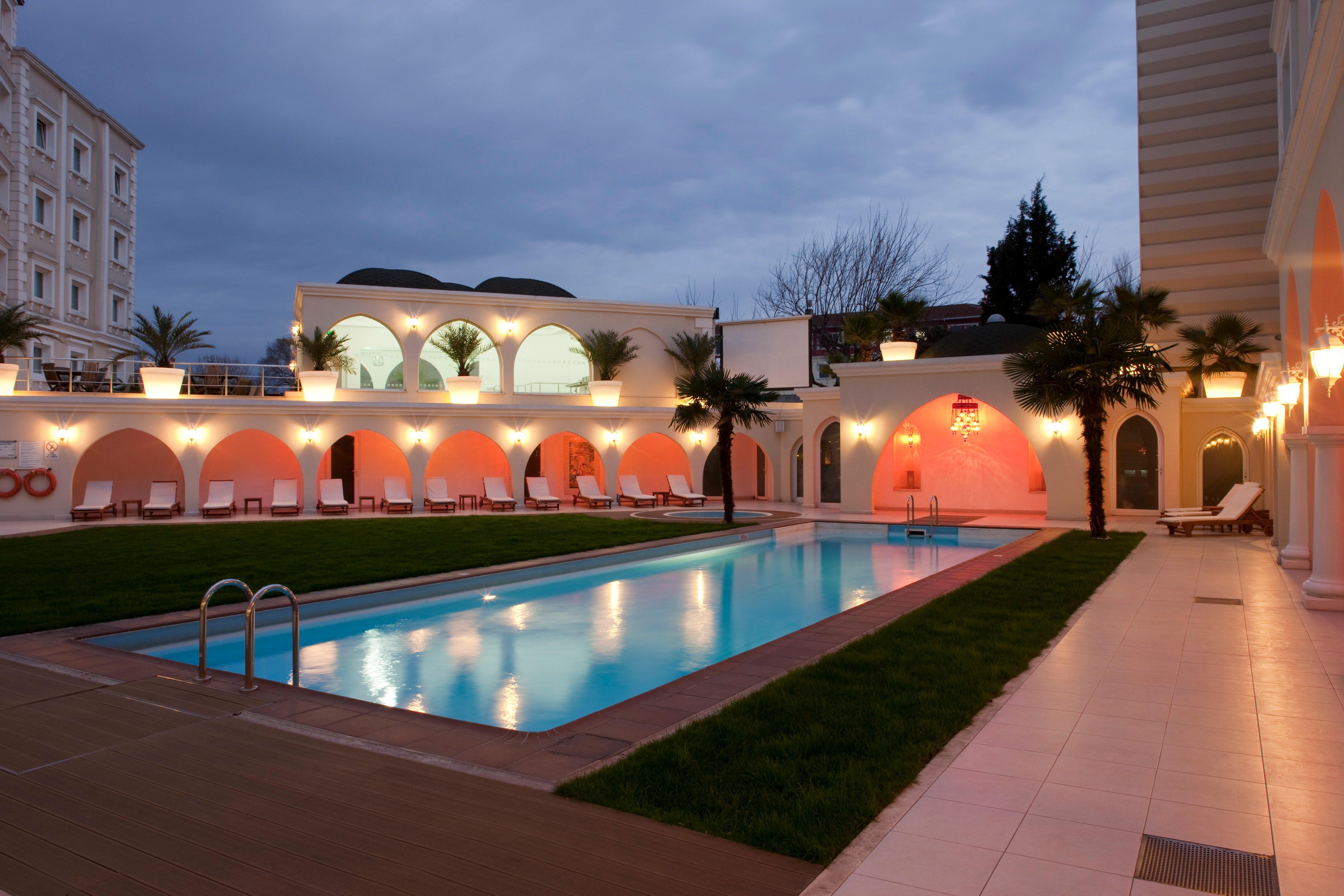 Holiday Inn Istanbul City By Ihg Exteriör bild The swimming pool at the hotel