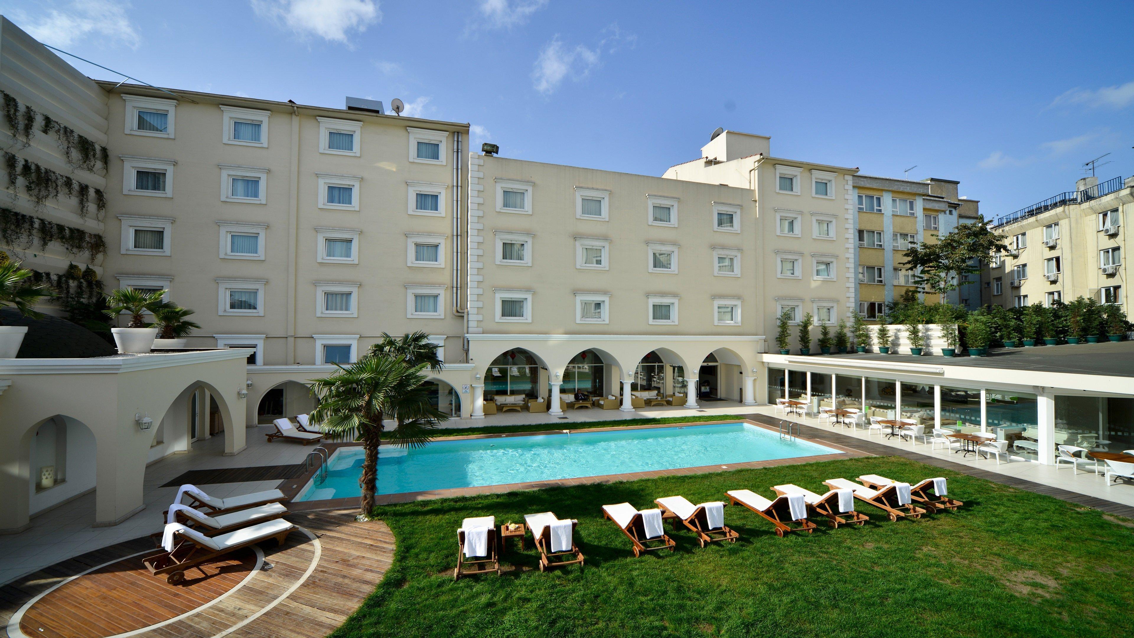 Holiday Inn Istanbul City By Ihg Exteriör bild The hotel's pool