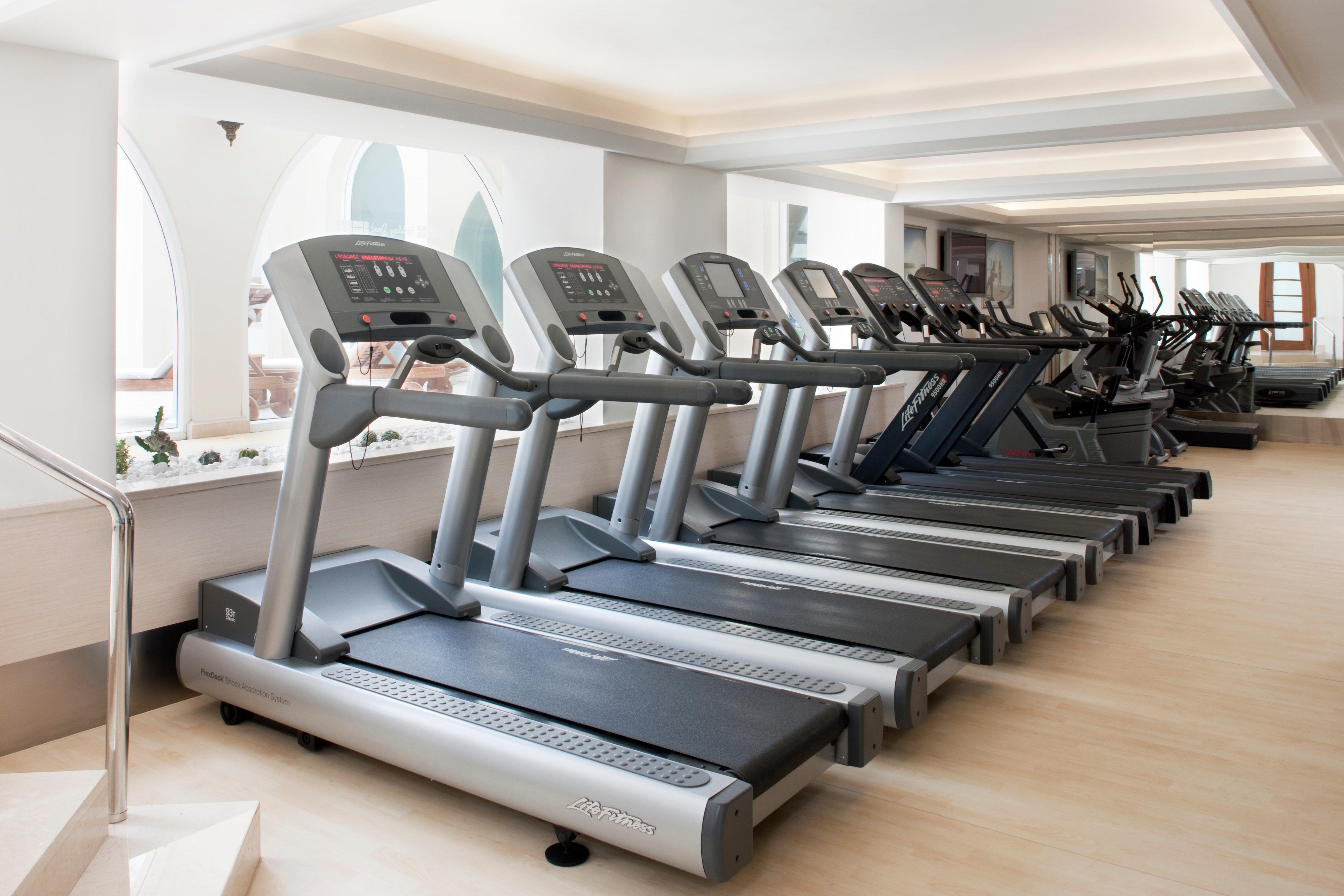 Holiday Inn Istanbul City By Ihg Exteriör bild Treadmills in a gym