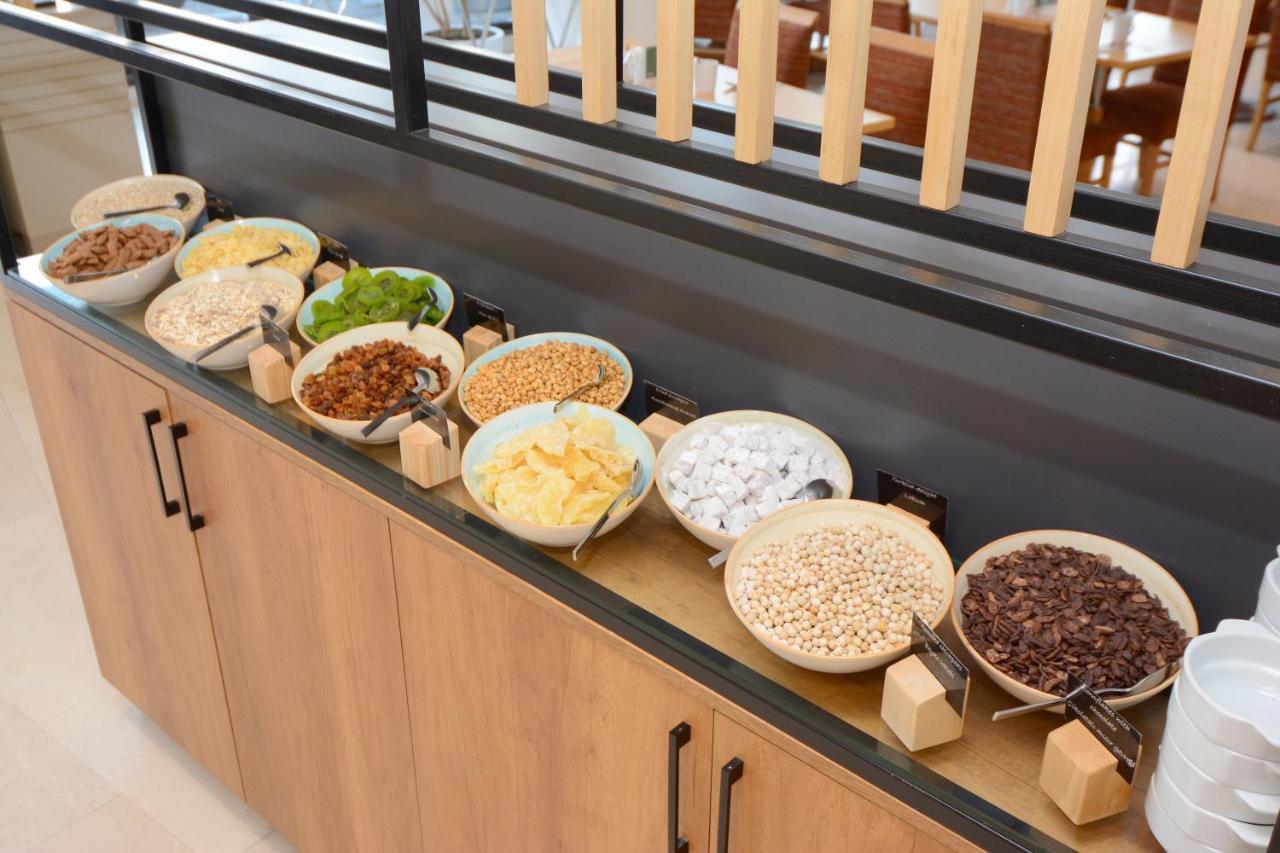 Holiday Inn Istanbul City By Ihg Exteriör bild A selection of cereals at a breakfast buffet