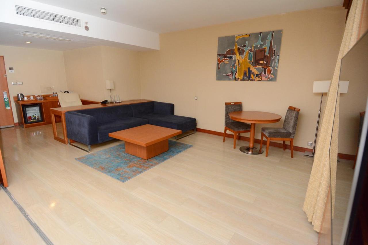 Holiday Inn Istanbul City By Ihg Exteriör bild A living room in a hotel