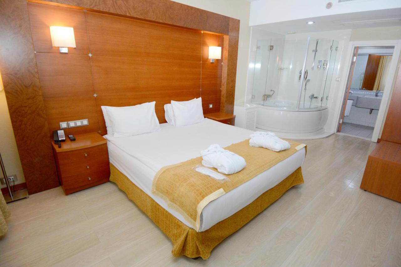 Holiday Inn Istanbul City By Ihg Exteriör bild A hotel room