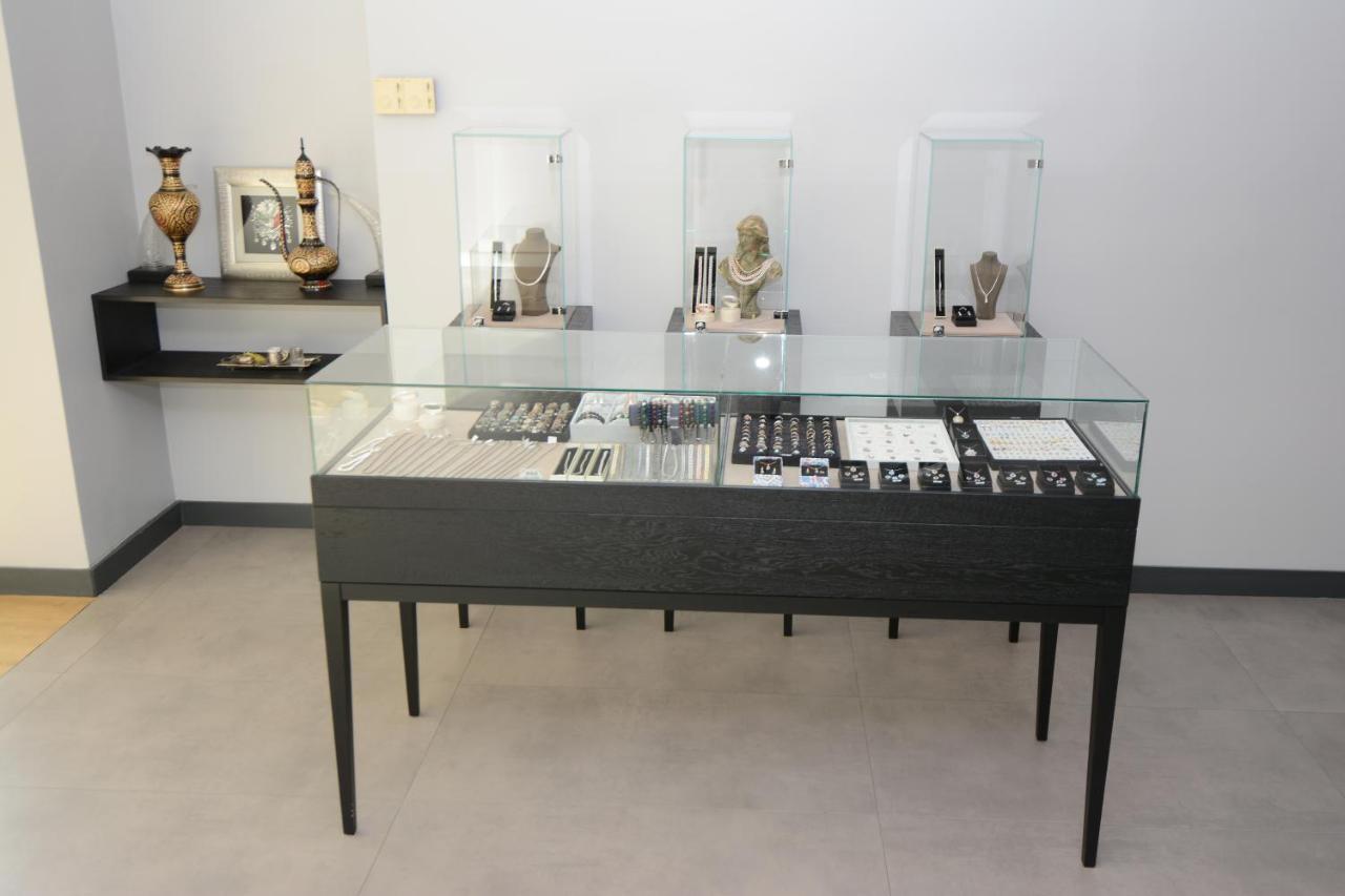Holiday Inn Istanbul City By Ihg Exteriör bild A jewellery display case