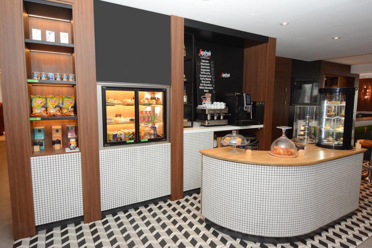 Holiday Inn Istanbul City By Ihg Exteriör bild The interior of a typical Starbucks