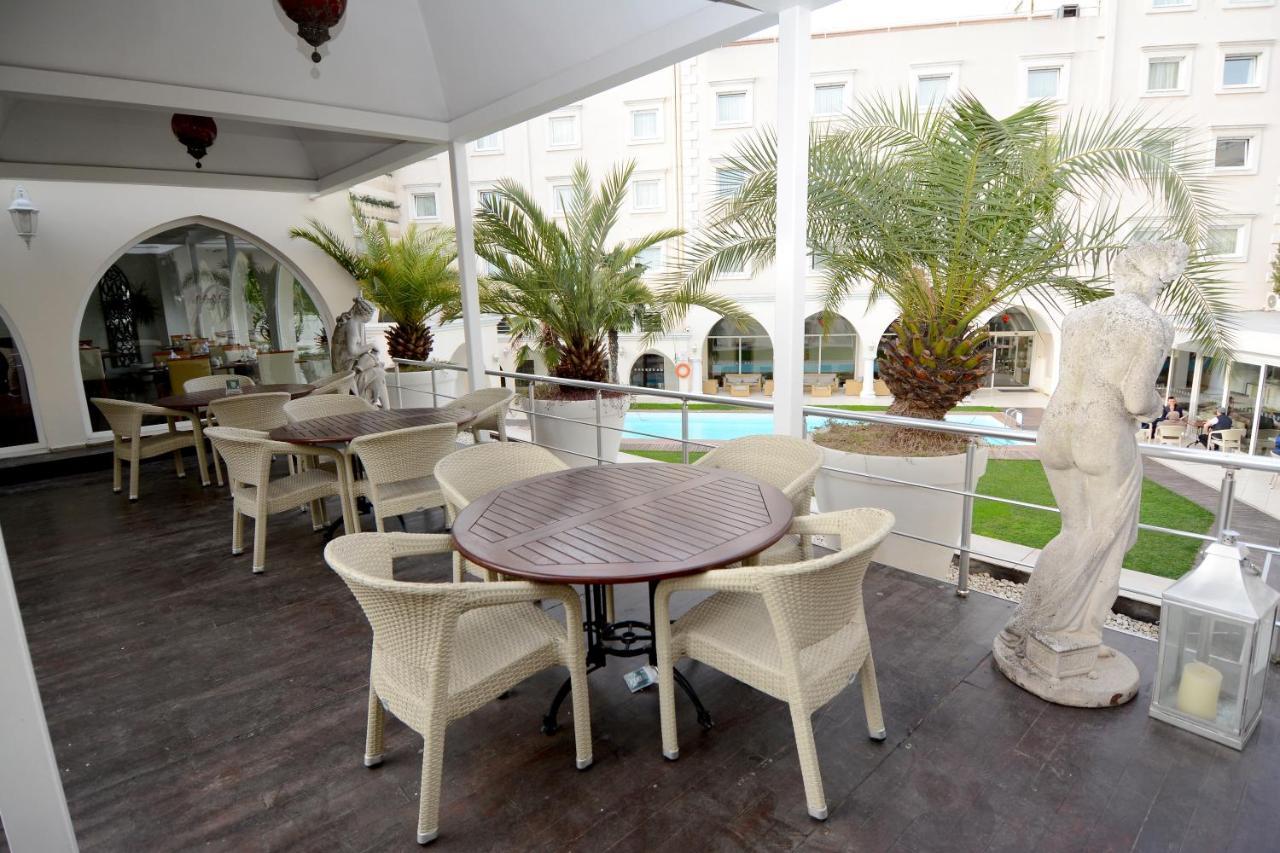 Holiday Inn Istanbul City By Ihg Exteriör bild Hotel's patio