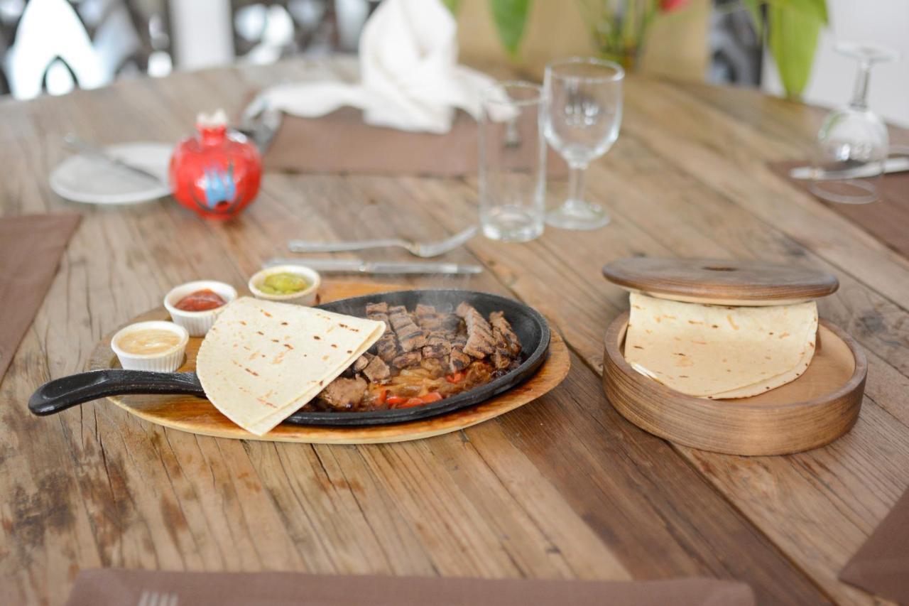 Holiday Inn Istanbul City By Ihg Exteriör bild A steak fajita