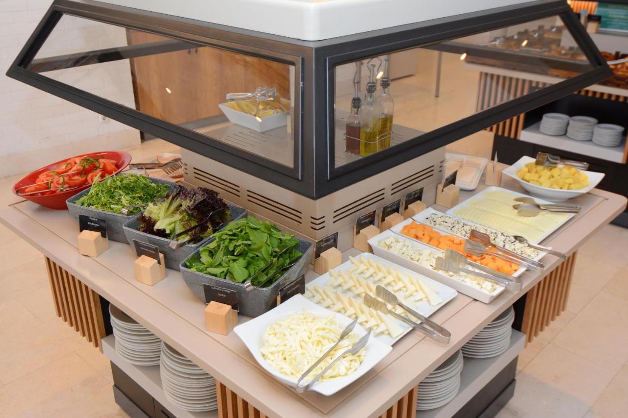Holiday Inn Istanbul City By Ihg Exteriör bild A salad bar