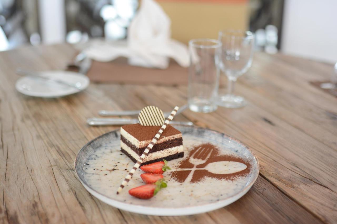 Holiday Inn Istanbul City By Ihg Exteriör bild A piece of tiramisu