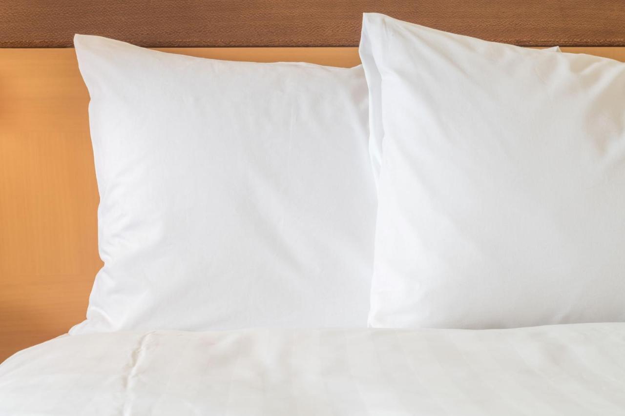 Holiday Inn Istanbul City By Ihg Exteriör bild Two pillows on a bed