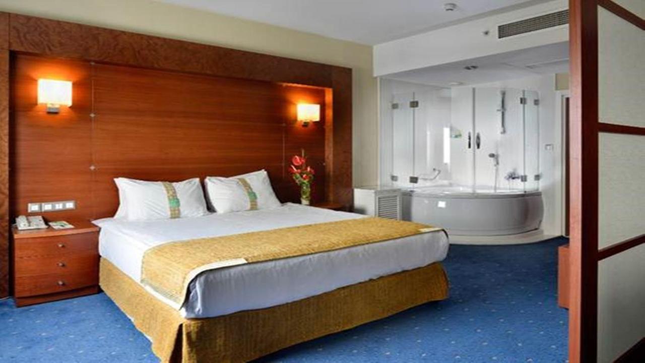 Holiday Inn Istanbul City By Ihg Exteriör bild Suite