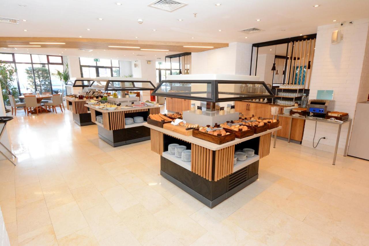 Holiday Inn Istanbul City By Ihg Exteriör bild A buffet at a hotel