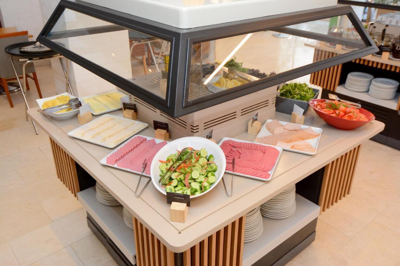 Holiday Inn Istanbul City By Ihg Exteriör bild A salad bar