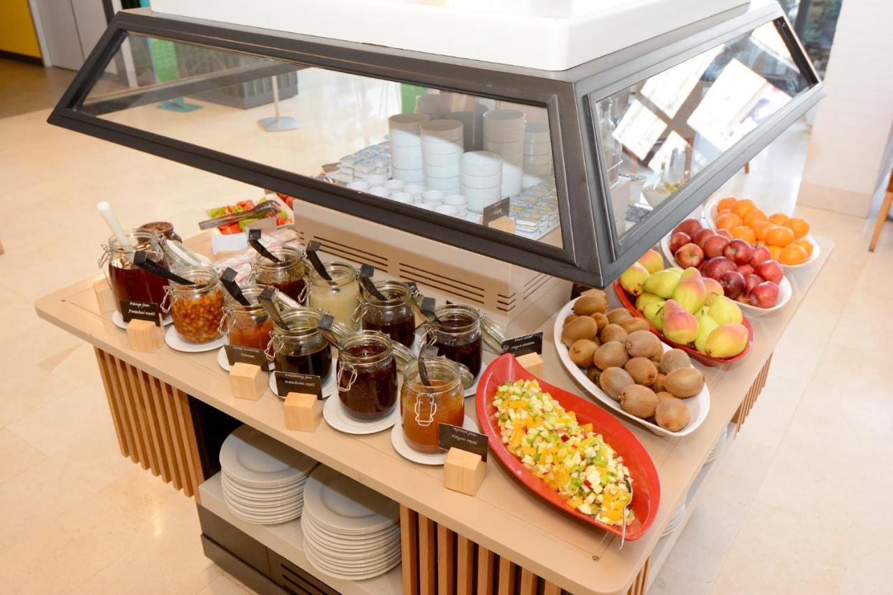 Holiday Inn Istanbul City By Ihg Exteriör bild A display case with food