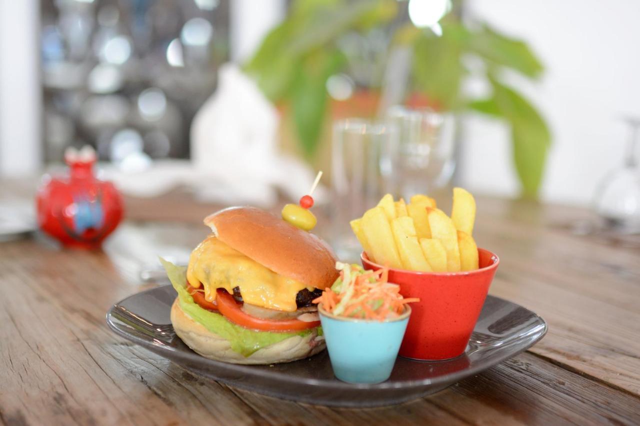 Holiday Inn Istanbul City By Ihg Exteriör bild A cheeseburger with chips and coleslaw
